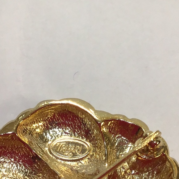 Trifari Brooch, semi circular ribbed design, EUC vintage - Picture 3 of 4